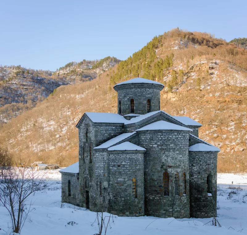 Средневековый храм в заснеженных горах