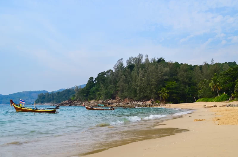 Банана-Бич - тропический раю с длиннохвостыми лодками