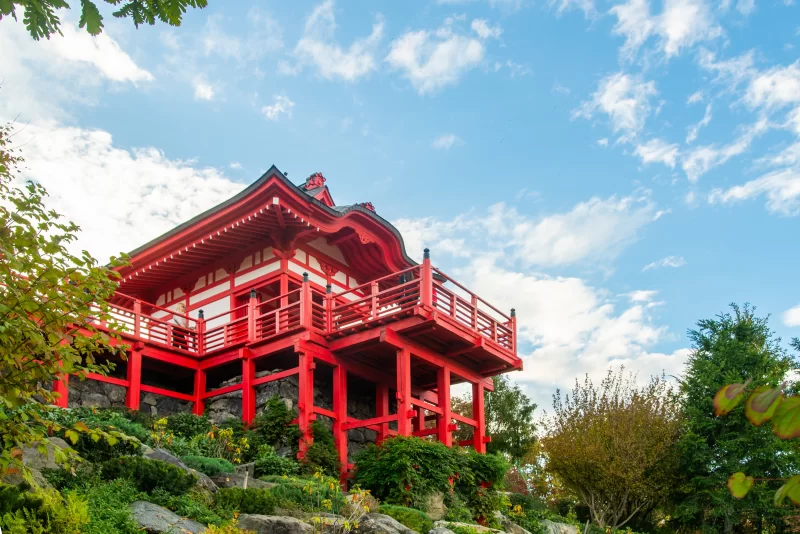 Красная японская пагода в парке Галицкого