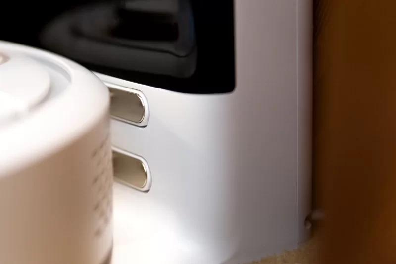 Крупный план бытовой техники: белая кофемашина и детали