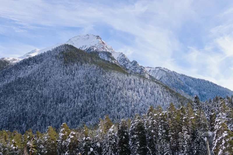 Зимний горный пейзаж с камнями и снегом
