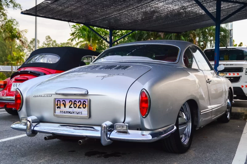 Классический автомобиль VW Karman Ghia на остановке в тени