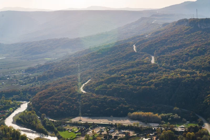Вьющаяся дорога через горы Адыгеи и долину
