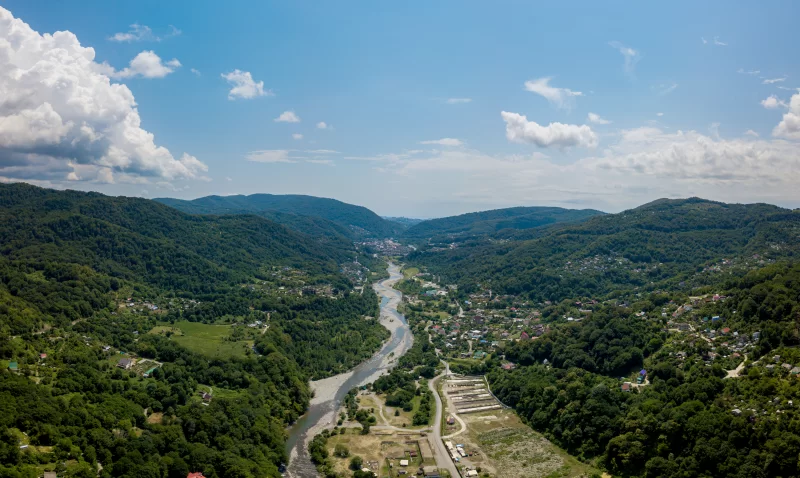Вид с воздуха на долину реки в горах Кавказа