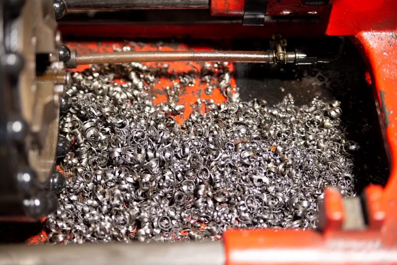 Металлическая стружка на станке: результат токарной обработки