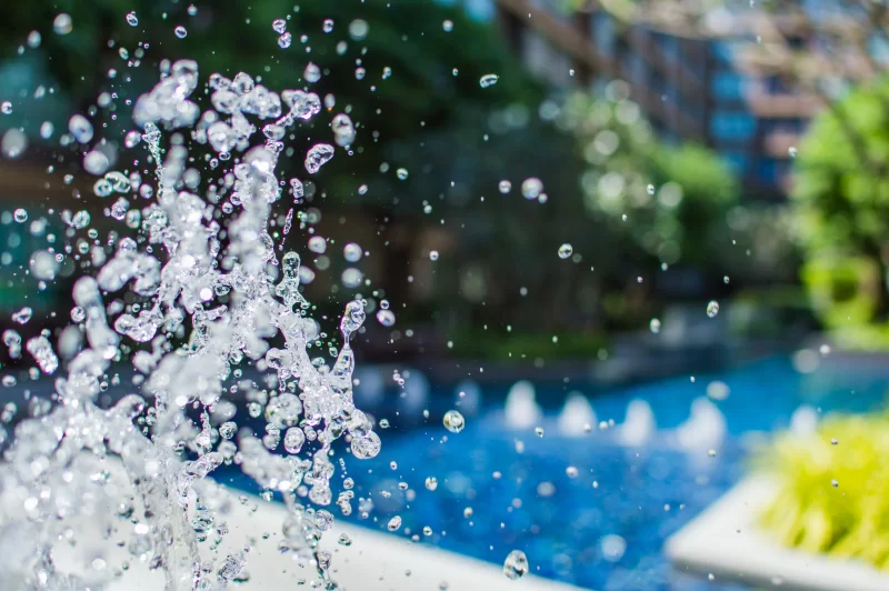 Freeze splashing droplets of water