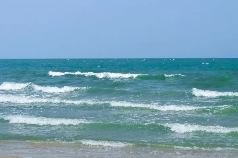 Волны океана прибывают к пляжу