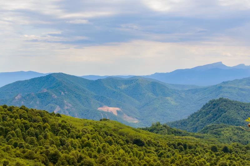 Бескрайние зеленые горы под облачным небом
