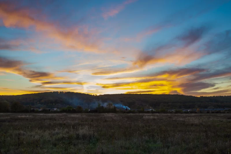 Золотой закат над сельской местностью