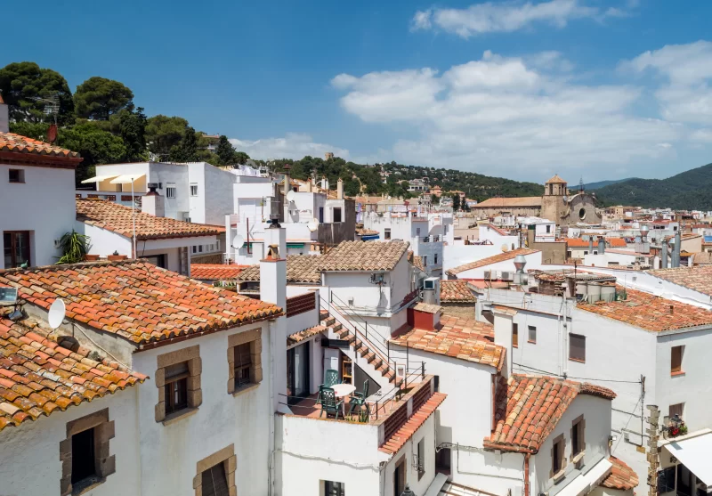 Тосса-де-Мар: крыши под синим небом