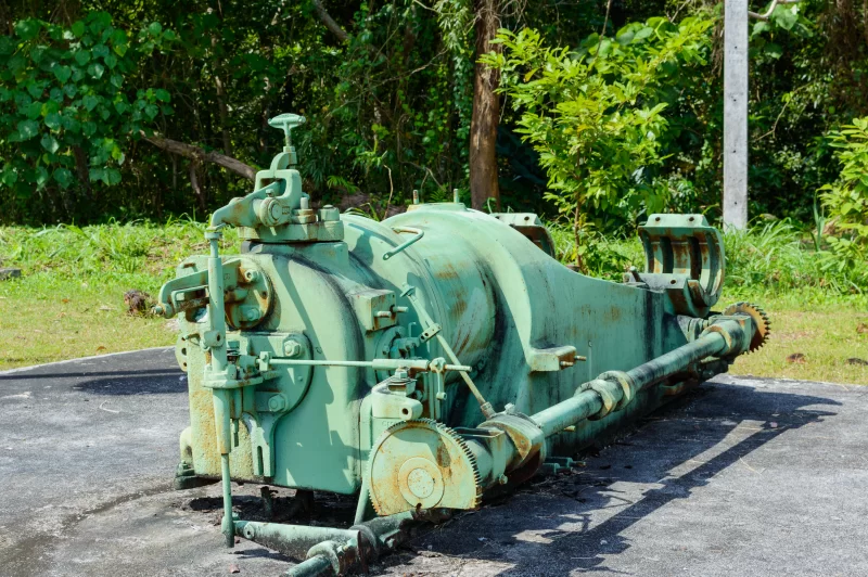 Заброшенная промышленная машина в тропическом лесу