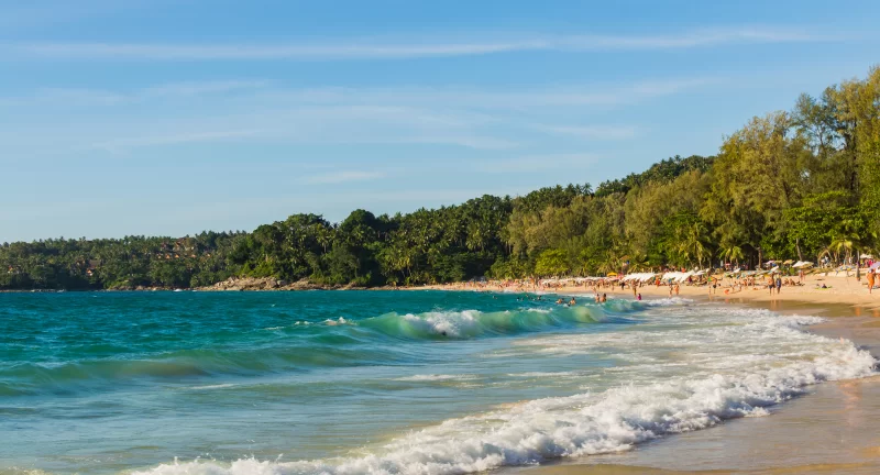 Тропический пляж с бирюзовыми волнами