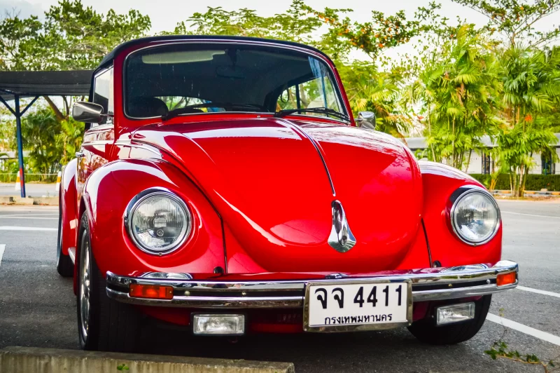 Классический красный Volkswagen Beetle
