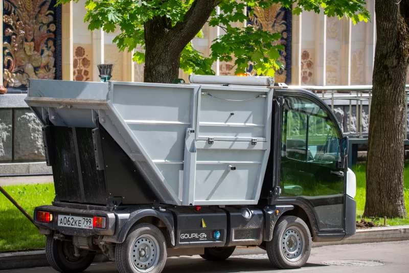 Электромобиль в парковой зоне
