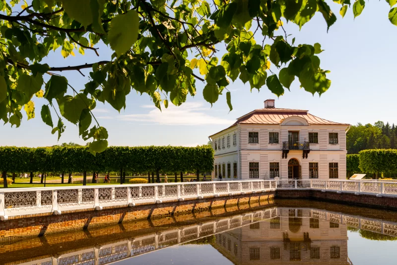 Дворец и парк с отражением в воде