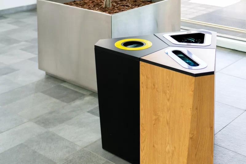 Современный многофункциональный мусорный контейнер в интерьере офиса