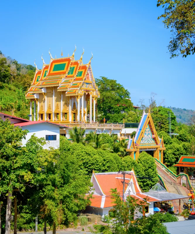 Буддийский храм на горе в Пхукете, Таиланд