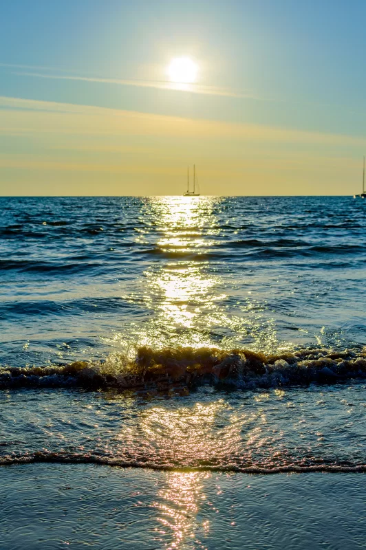 Яхта на закате над океаном