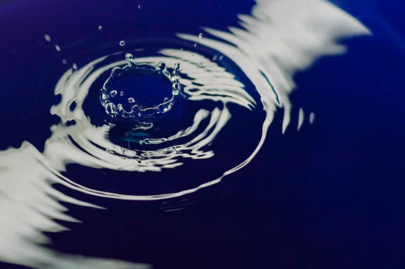 Красивый всплеск капли воды