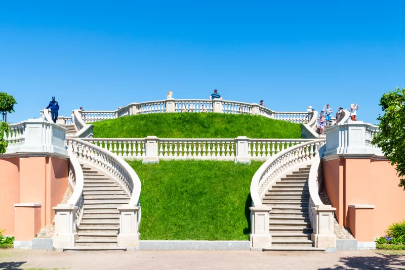 Величественная лестница в парке