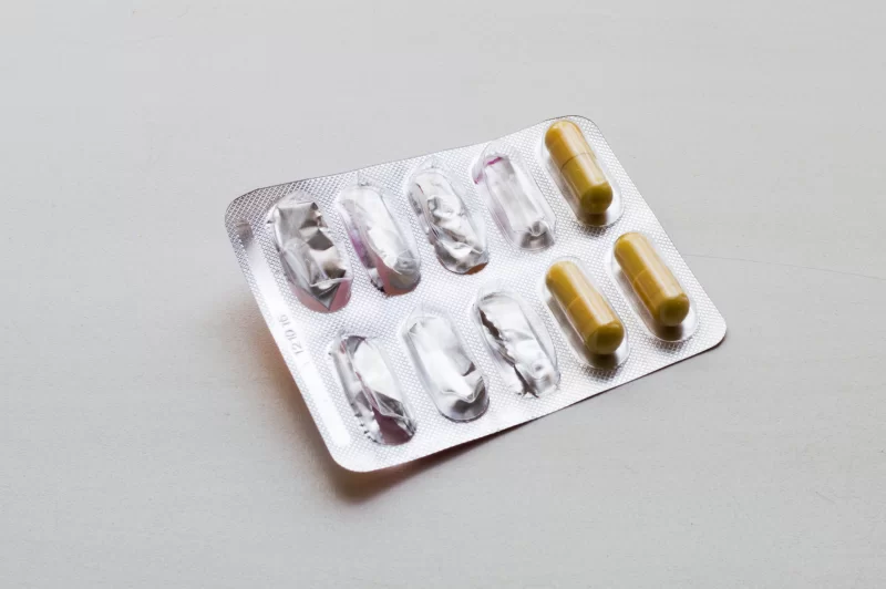 Пустая упаковка от лекарств с оставшимися капсулами