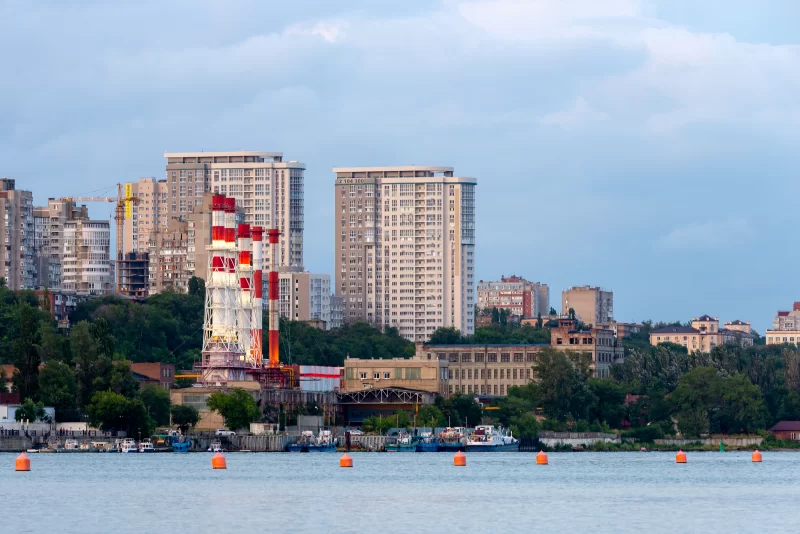 Городской пейзаж с трубами котельной и современными небоскрёбами