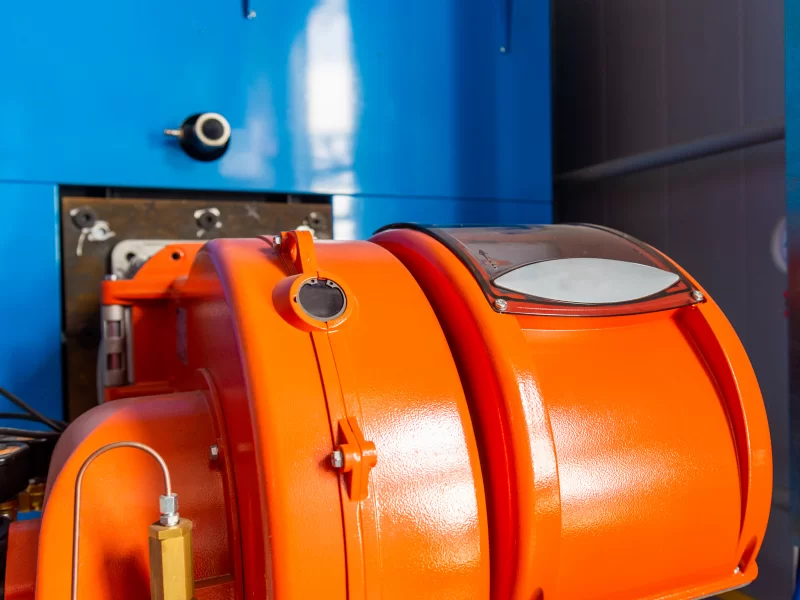 Промышленный газовый горелочный блок: яркий оранжевый и синий фон