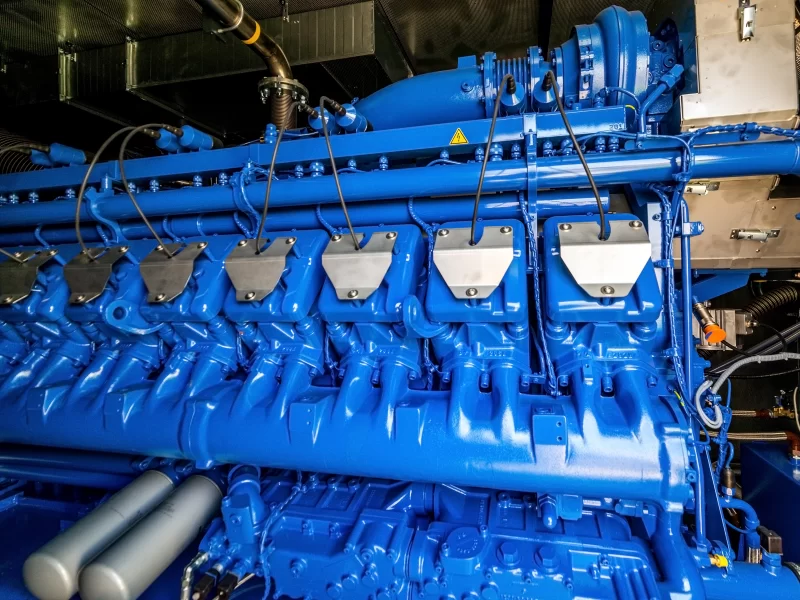 Мощный синий дизельный двигатель