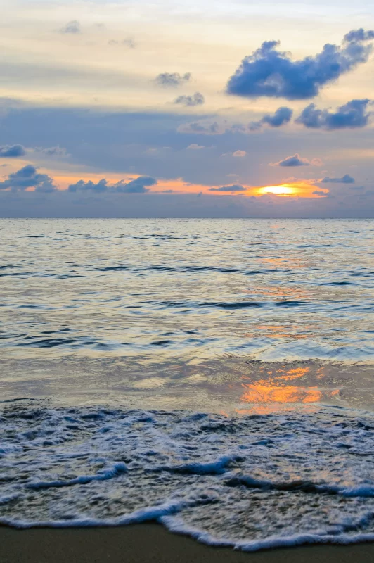 Золотой рассвет над волнами океана