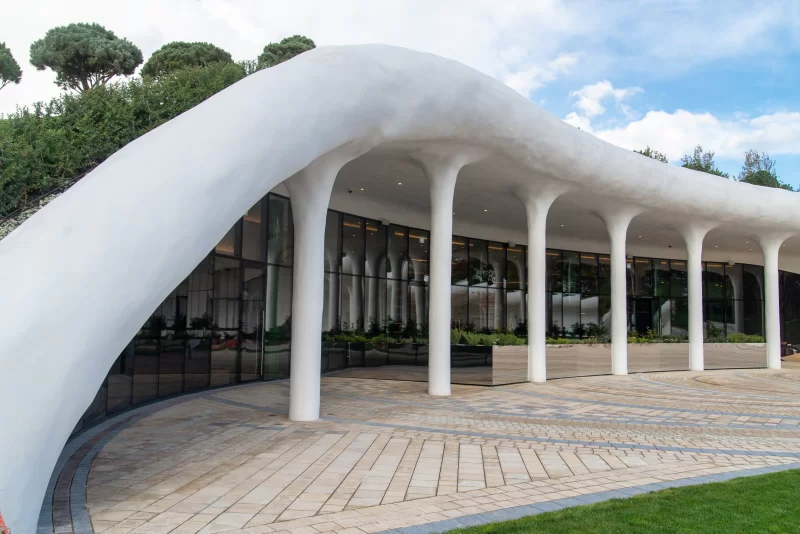 Современная архитектурная конструкция в парке Галитского, Краснодар