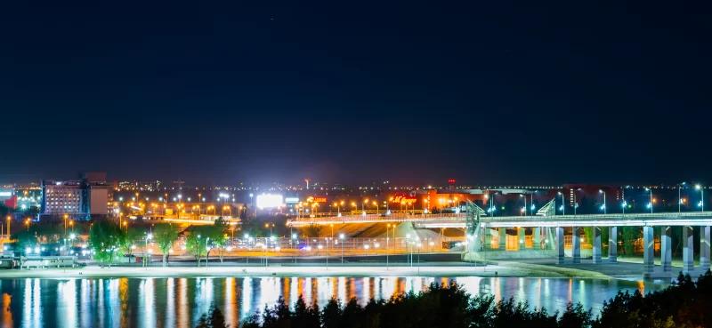 Завораживающая панорама ночной набережной Ростова-на-Дону с отражением огней в воде