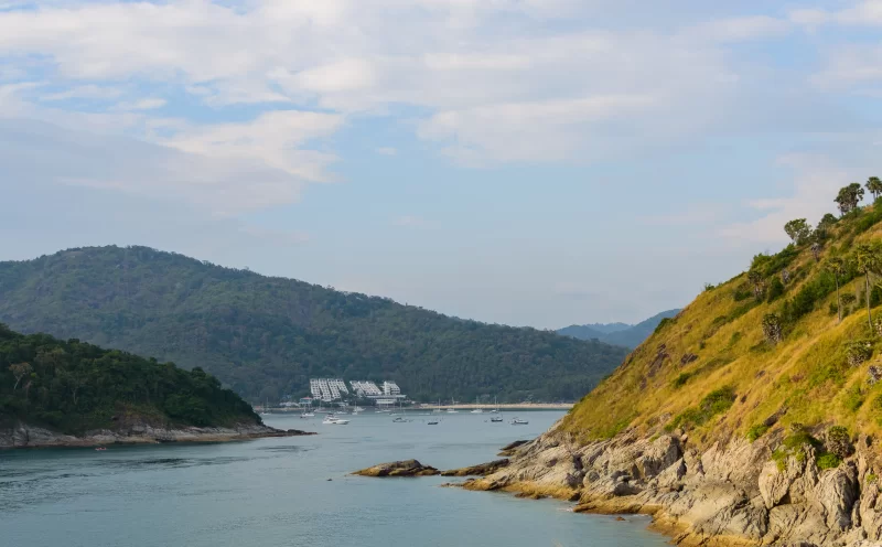 Вид с мыса Фромтеп на роскошный курорт и бухту