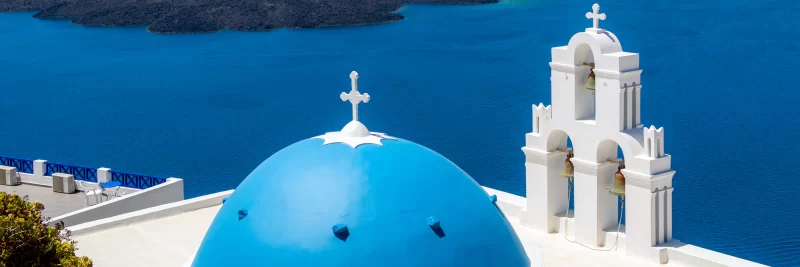 Синий купол церкви на острове Санторини