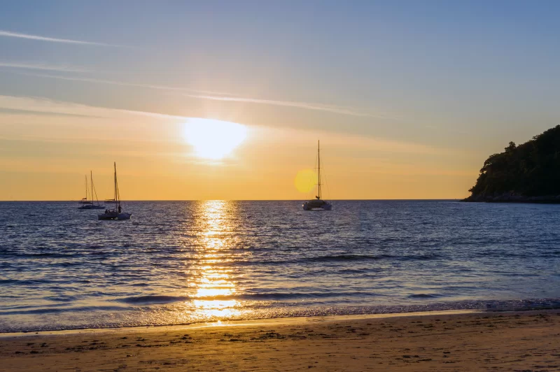 Яхты на закате у моря