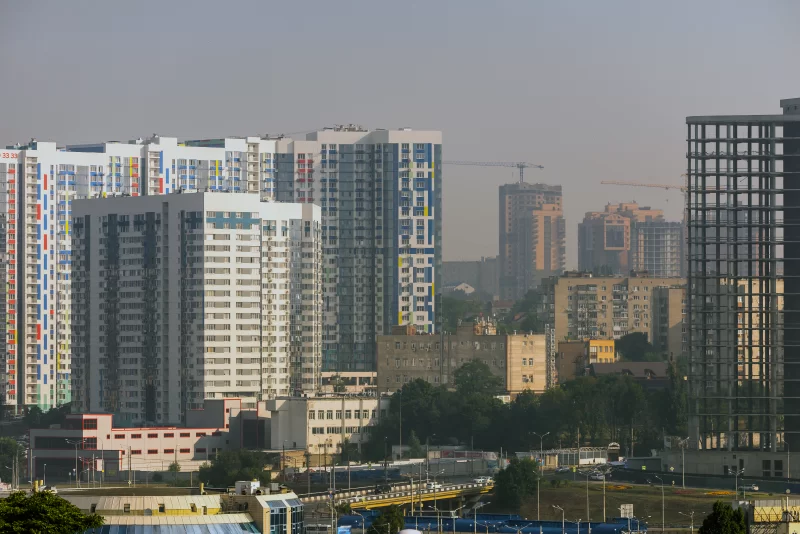 Современные жилые небоскрёбы в городской панораме