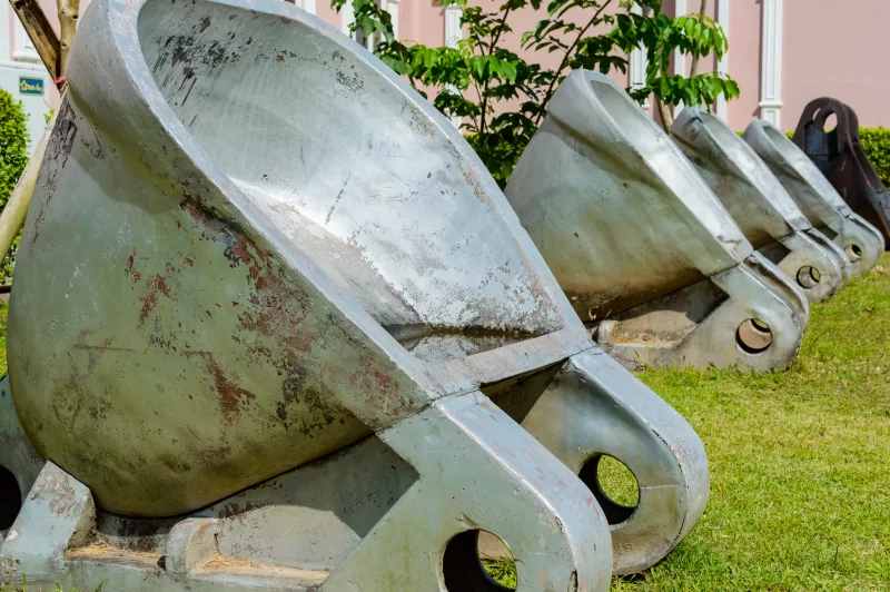 Ржавые металлические ведра на газоне