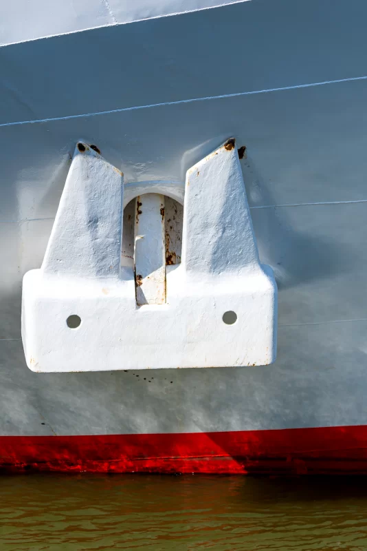 Близкий план крепления якоря на корабле