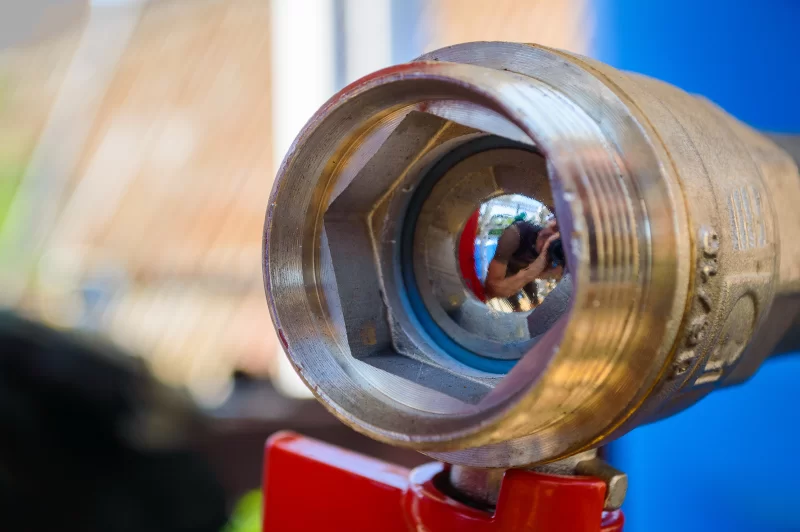 Крупный план металлического фитинга с отражением фотографа