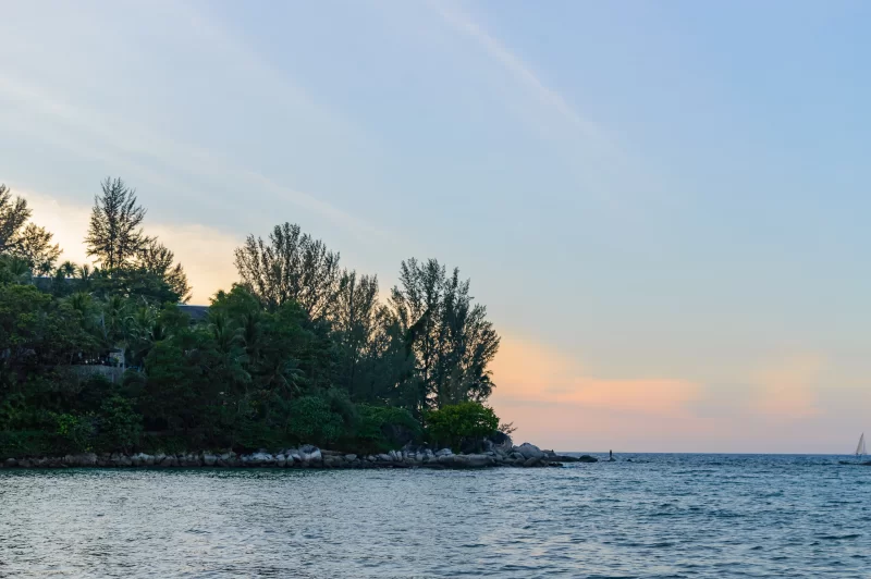 Закат на пляже Хуа в Пхукете