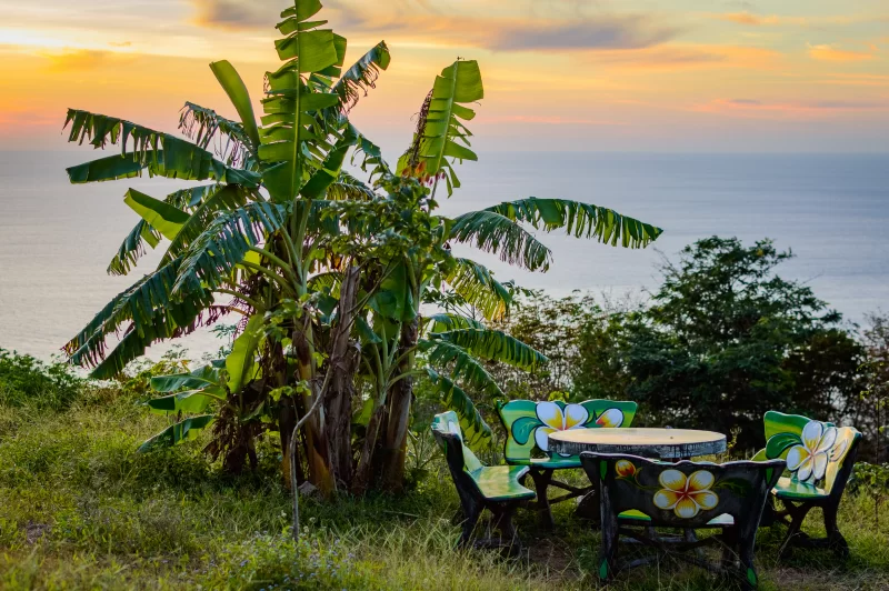 Уютный открытый столик у моря на закате