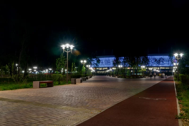 Парк на набережной левого берега реки Дон, освещенный ночью