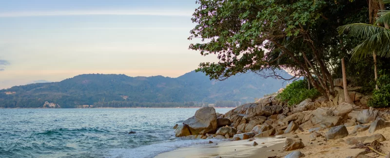 Серенитет заката на пляже Хуа в Пхукете