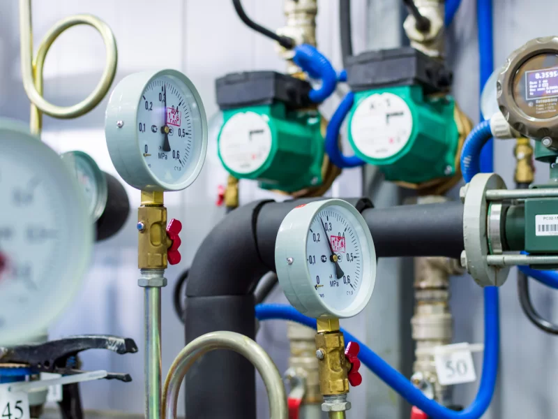Система трубопроводов с манометрами и насосами: точный контроль давления