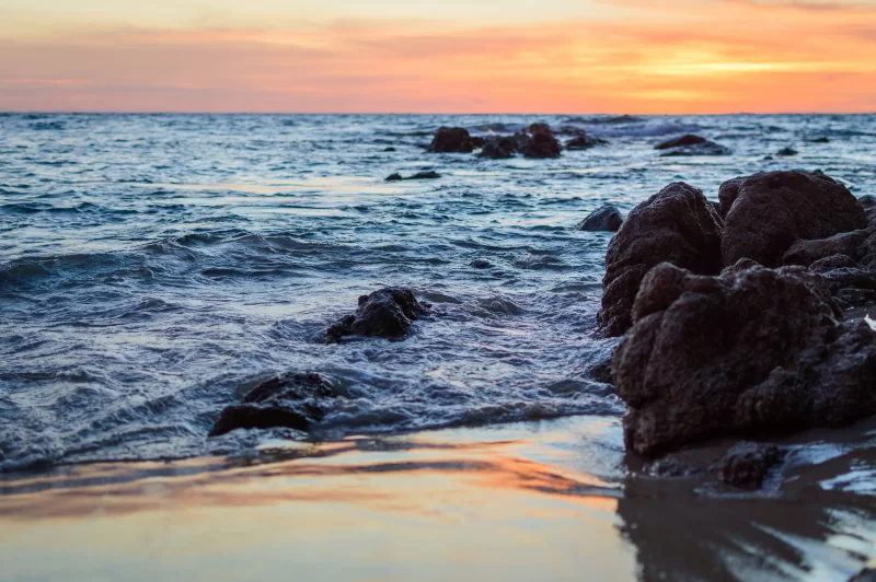 Закат на каменистом берегу