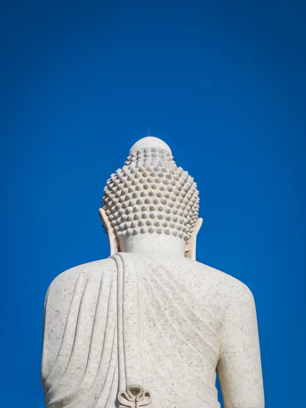 Задняя часть белой мраморной статуи Большого Будды