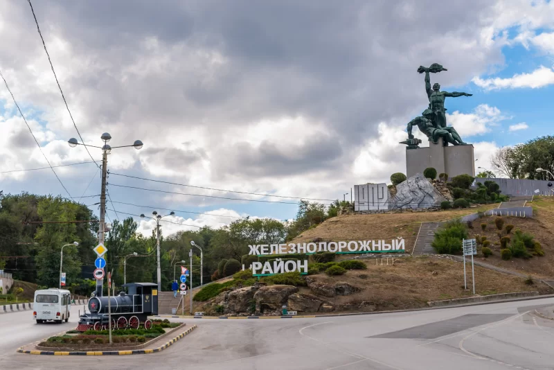 Памятник стачке 1902 года и паровоз в Железнодорожном районе Ростова-на-Дону