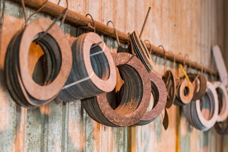 Заводские прокладки, подвешенные на стене в мастерской