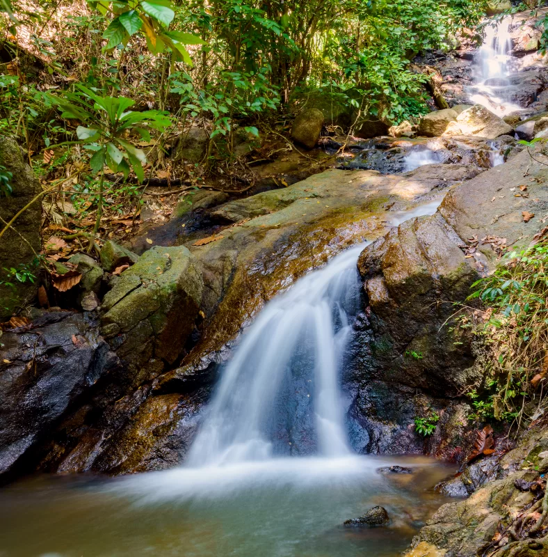 Кату Водопад в тропическом лесу, Таиланд