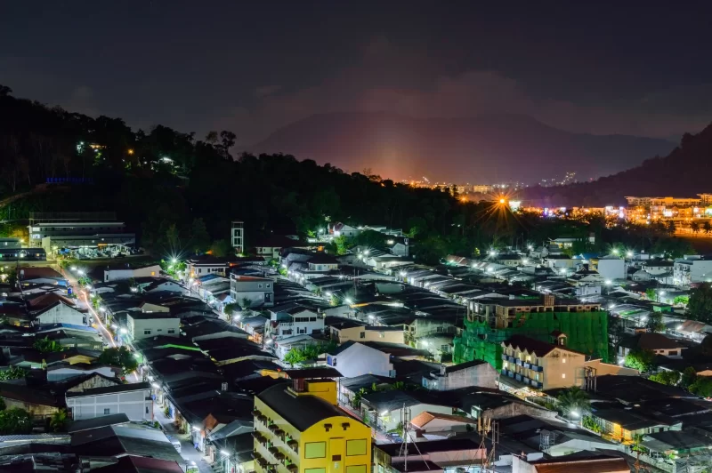 Ночной вид на горный город