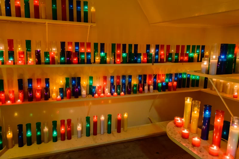 Цветные свечи в тёплом свете